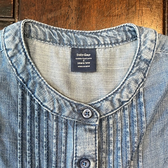 Baby gap girls chambray romper in medium denim - Picture 3 of 6
